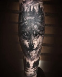 Tatuagem de animal na perna masculina