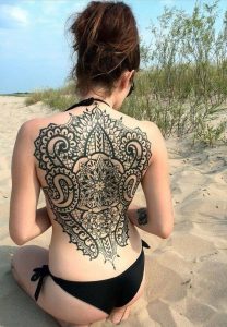 tatuagem feminina nas costas