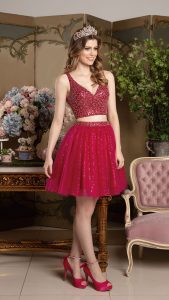 Vestido curto estilo cropped e saia