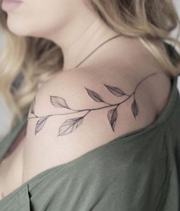 tatuagem de folhas no ombro