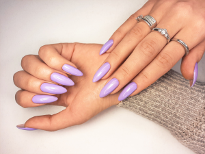 Unhas lilás.