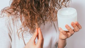 Melhores cremes para pentear cabelo cacheado: especialistas revelam as opções de farmácia