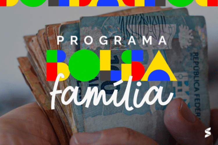 Mão segurando notas de dinheiro representando pagamentos do Bolsa Família em setembro de 2025