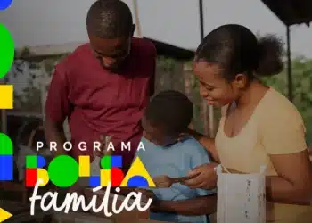 Uma família feliz, composta por um homem, uma mulher e uma criança negra, interage enquanto pintam. A imagem possui um design gráfico colorido e a frase "PROGRAMA BOLSA FAMÍLIA" em letras brancas.