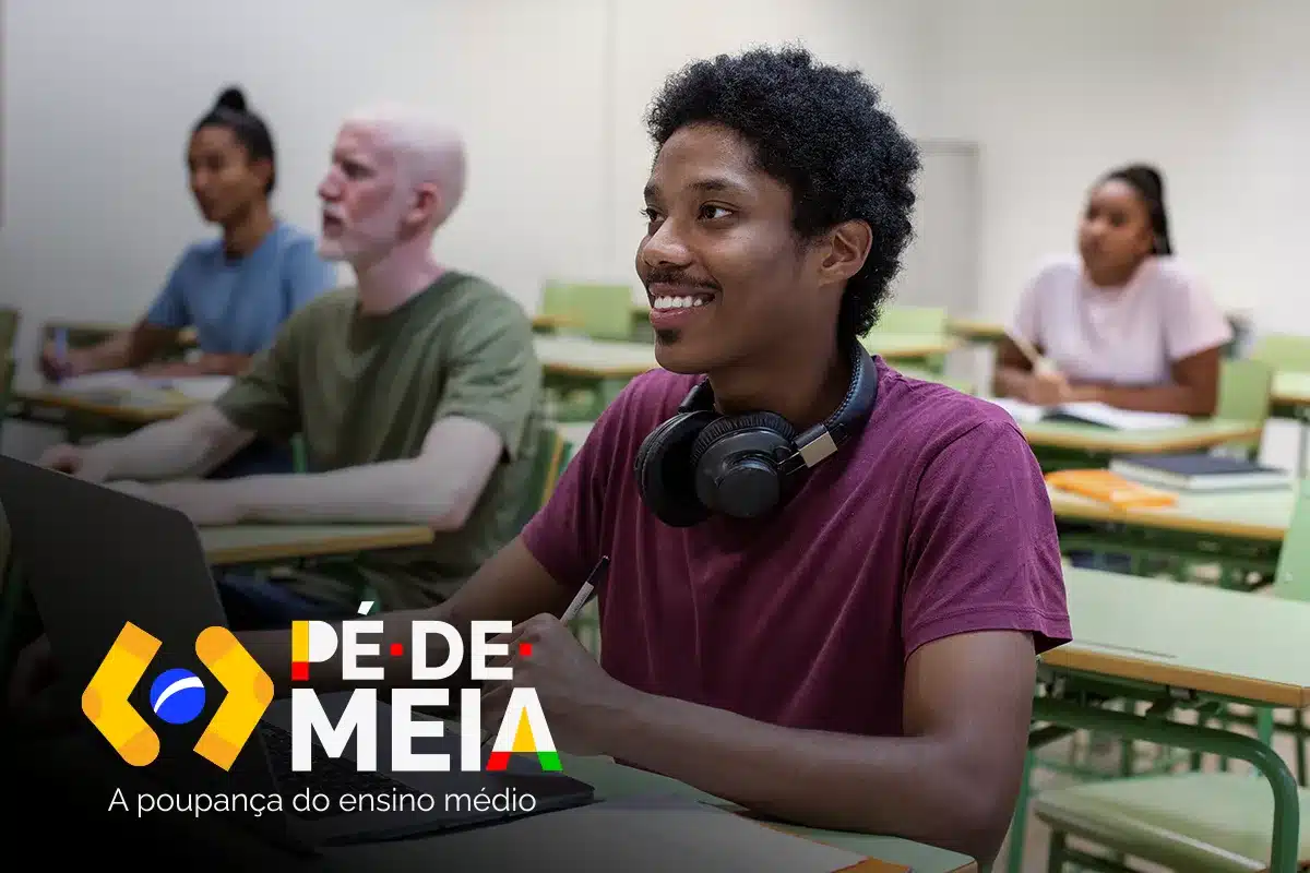 Estudantes na rede pública e o Pé-de-Meia Jovem estudante sorridente com fones de ouvido no pescoço em sala de aula, com colegas de fundo. Logo do programa Pé-de-Meia, "A poupança do ensino médio", sobreposto na imagem.