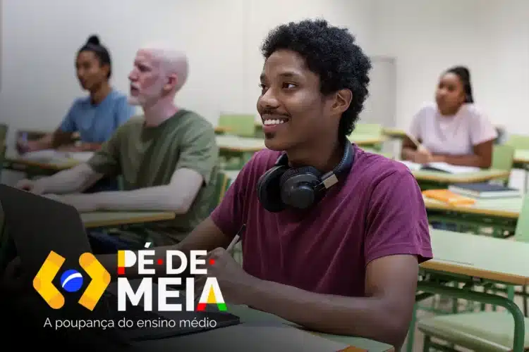 Estudante em sala de aula usando um laptop, simbolizando o apoio financeiro do Programa Pé-de-Meia para a educação de jovens.