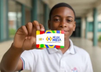 Estudante do ensino médio segurando o cartão do Programa Pé-de-Meia, representando o incentivo financeiro para a educação.