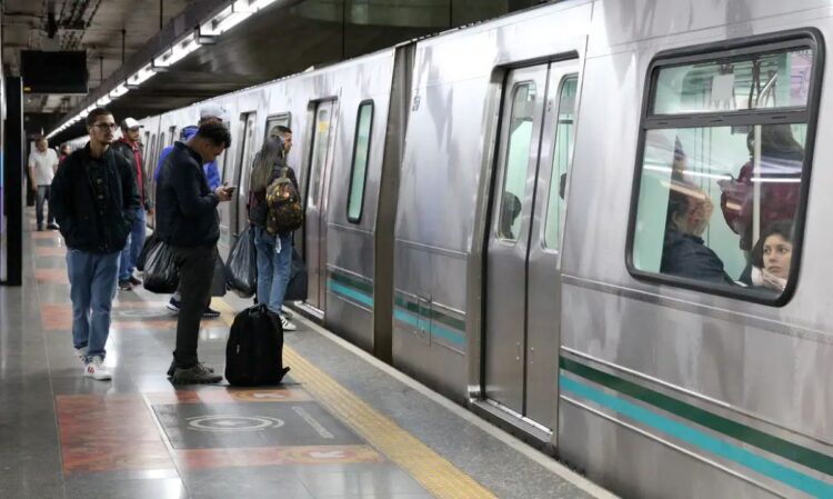 Passageiros aguardando o metrô em estação do estado, destacando a facilidade de emissão de carteira de identidade no local.