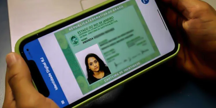Uma pessoa segura um smartphone que exibe a Carteira de Identidade Digital do Detran-RJ, destacando o documento eletrônico na tela.