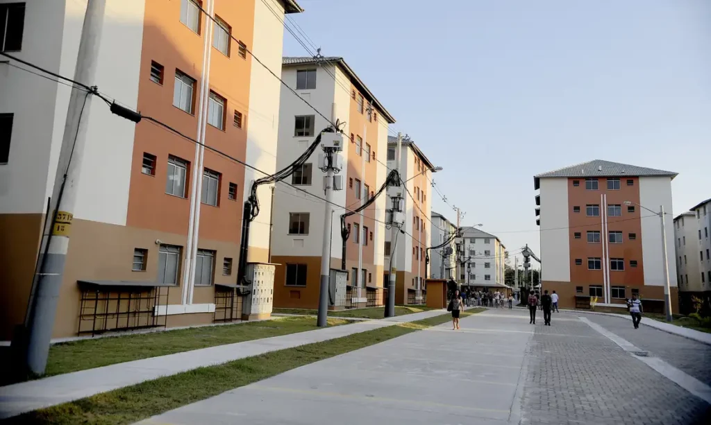 Casas-Populares-Financiamento-Reforma-Juros-Baixos Conjunto de blocos de apartamentos e moradias populares em área urbana, representando os imóveis que podem se beneficiar do novo crédito de até R$ 30 mil do governo para reformas e melhorias habitacionais.