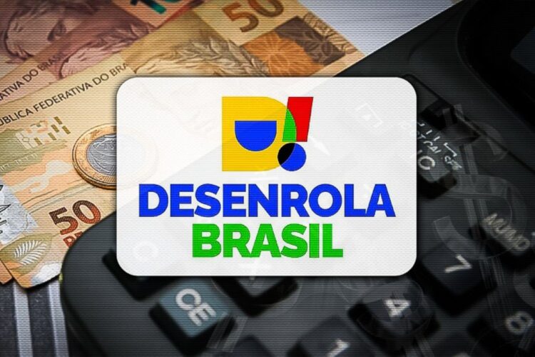 Notas de dinheiro e calculadora com o logo "Desenrola Brasil", simbolizando negociação de dívidas e acesso ao programa.