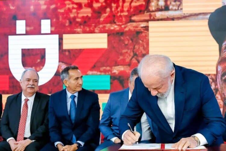 Presidente assina documento oficial do programa Luz do Povo em cerimônia pública.