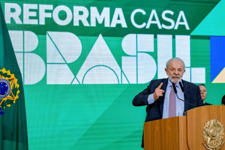 Presidente Lula discursando com painel 'Reforma Casa Brasil' ao fundo, símbolo do novo programa habitacional