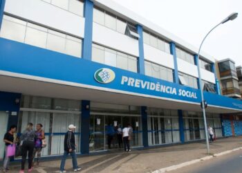 Fachada azul da Agência da Previdência Social em Belém, no bairro Marco, local do mutirão de atendimento INSS para análise de benefícios.