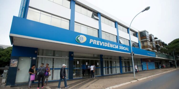 Fachada azul da Agência da Previdência Social em Belém, no bairro Marco, local do mutirão de atendimento INSS para análise de benefícios.