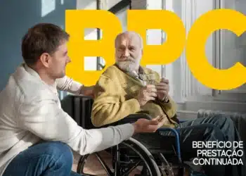 Homem em cadeira de rodas conversando com outro, com a sobreposição "BPC - BENEFÍCIO DE PRESTAÇÃO CONTINUADA", representando a assistência social para idosos e pessoas com deficiência.