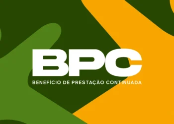 Logo do BPC com as letras brancas em fundo com formas verdes e amarelas.