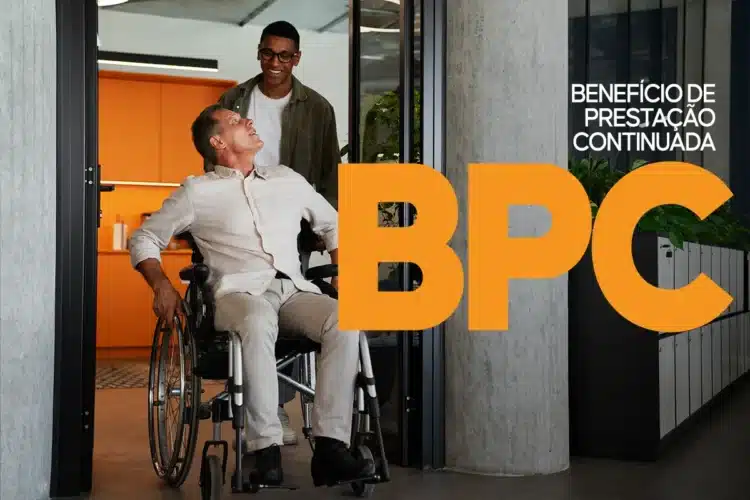 Quem tem direito ao BPC/LOAS? Saiba as regras e veja o crescimento das concessões 1 Homem em cadeira de rodas, sorrindo e recebendo ajuda para entrar em um ambiente, destacando o BPC (Benefício de Prestação Continuada) para pessoas com deficiência.