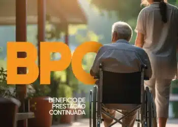 Imagem mostrando idoso em cadeira de rodas com cuidador, representando o programa de Benefício de Prestação Continuada (BPC)