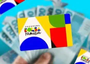 Cartão do Programa Bolsa Família em destaque, flutuando sobre cédulas de dinheiro, ilustrando o pagamento antecipado em outubro para beneficiários com NIS final 1 e de municípios em calamidade pública.