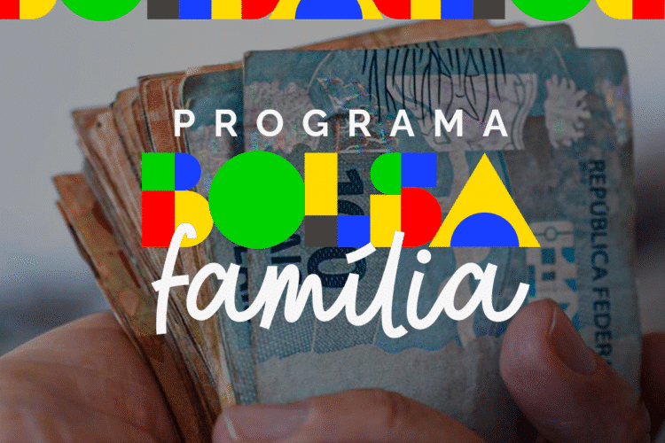 Mão segurando cédulas de real com logotipo colorido do Bolsa Família.