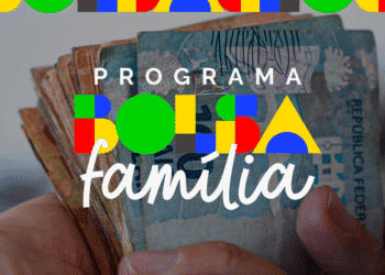 Imagem ilustrativa sobre o Programa Bolsa Família, mostrando uma mão segurando cédulas de dinheiro, com a logomarca do programa ao fundo.