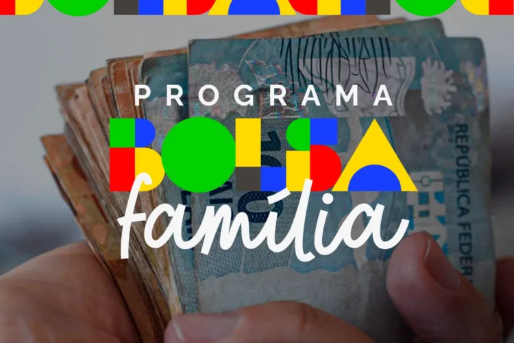 Dinheiro do programa Bolsa Família sendo segurado por uma pessoa, com as cédulas visíveis, e texto colorido sobreposto.