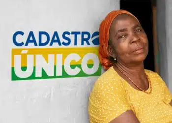 Mulher idosa séria ao lado do logo do Cadastro Único, representando os beneficiários elegíveis para a retirada gratuita de medicamentos.