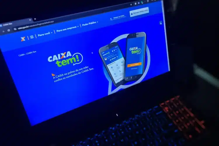 Dinheiro no Caixa Tem: veja como consultar seu saldo só com o CPF 1 Interface do CAIXA TEM exibida em notebook mostrando a tela inicial do aplicativo.