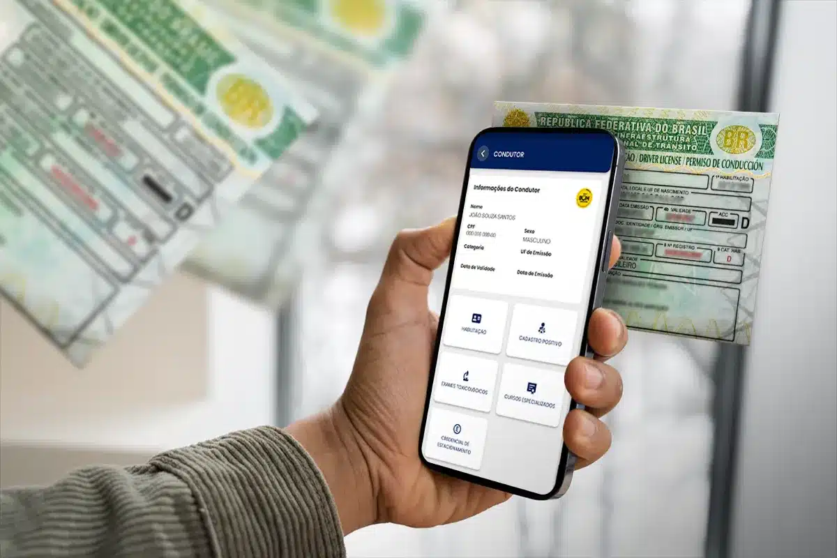 Vantagens CNH Digital e Segurança Mão segura um celular exibindo a Carteira Digital de Trânsito (CDT), simbolizando a modernização e a praticidade da CNH para o condutor brasileiro.