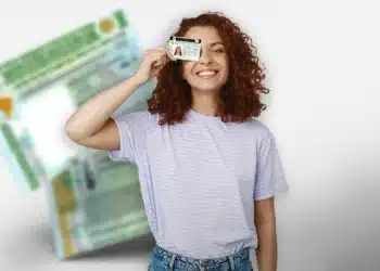 Mulher sorridente segura a CNH (Carteira Nacional de Habilitação) para simbolizar o acesso mais fácil e barato ao documento com as novas propostas.