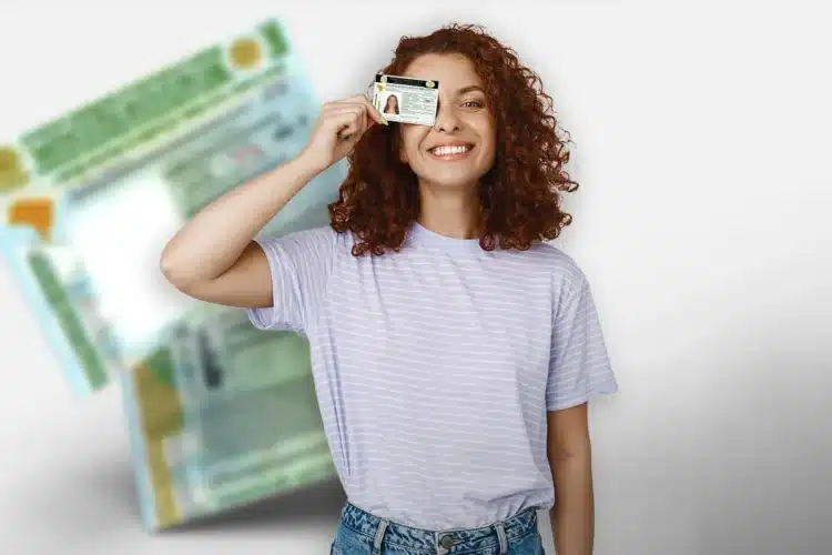 CNH mais fácil, barata e trânsito mais seguro: veja o que vai mudar com a nova proposta 1 Mulher sorridente segura a CNH (Carteira Nacional de Habilitação) para simbolizar o acesso mais fácil e barato ao documento com as novas propostas.