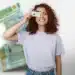 CNH mais fácil, barata e trânsito mais seguro: veja o que vai mudar com a nova proposta 11 Mulher sorridente segura a CNH (Carteira Nacional de Habilitação) para simbolizar o acesso mais fácil e barato ao documento com as novas propostas.