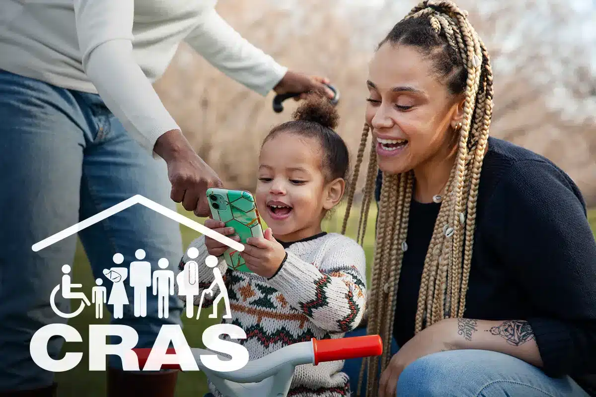 CRAS: Guia Completo para a Atualização Cadastral 2025 e Garantia de Benefícios Família sorrindo com criança olhando um celular, com o logo 'CRAS' e ícones de família e acessibilidade, representando o suporte social e a importância da atualização cadastral.