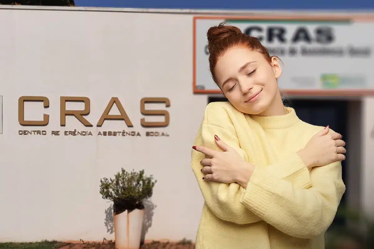 Cadastro Único 2025: Acolhimento e Atualização no CRAS Mulher sorridente com suéter amarelo abraça a si mesma em frente à fachada de um CRAS (Centro de Referência de Assistência Social). A imagem ilustra a sensação de amparo e segurança proporcionada pelos serviços de assistência social.