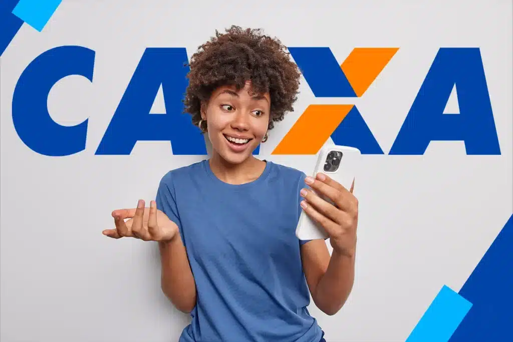 Simulação de financiamento habitacional pela Caixa no celular Imagem de uma mulher feliz ao acessar pelo celular as novas condições do crédito habitacional da Caixa para sua casa própria.