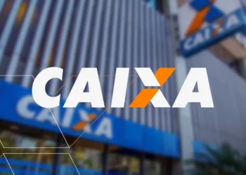 Fachada azul da agência da Caixa Econômica Federal com prédio comercial ao fundo e logo destacado em primeiro plano