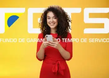 Mulher sorridente com celular em fundo amarelo, com a logo e texto FGTS em destaque. Imagem representa a consulta e agendamento do Saque-Aniversário FGTS 2025 com as novas datas confirmadas.