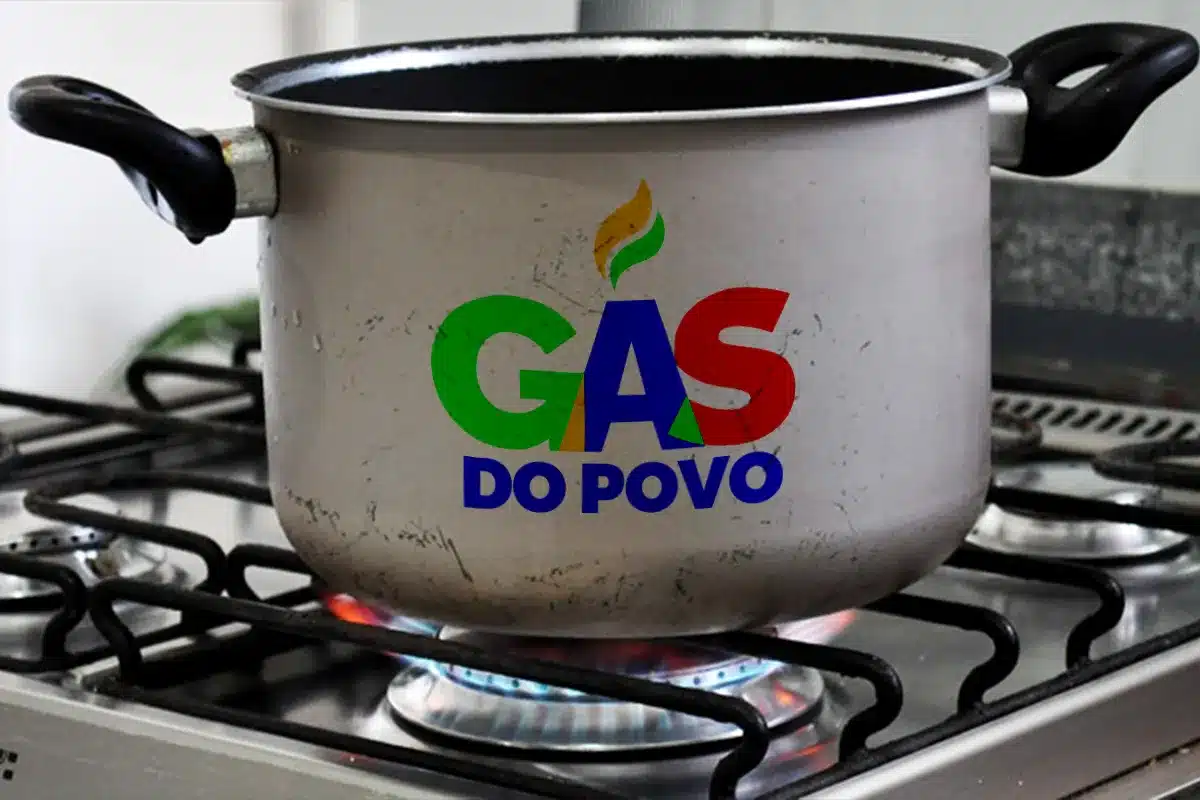 Gas-Do-Povo-Botijao-Gratuito-CadUnico-Auxilio Panela sobre um fogão com a chama acesa, ilustrando o logotipo do "Gás do Povo", o novo programa que fornecerá o botijão de 13 kg gratuitamente a 15,5 milhões de famílias do Cadastro Único (CadÚnico).