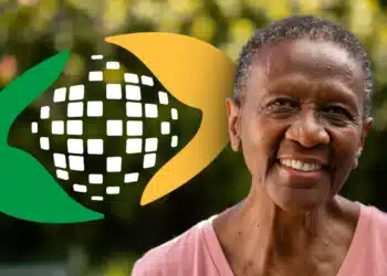 Mulher idosa sorrindo ao lado do logo do INSS, simbolizando a importância da prova de vida para beneficiários da Previdência Social.