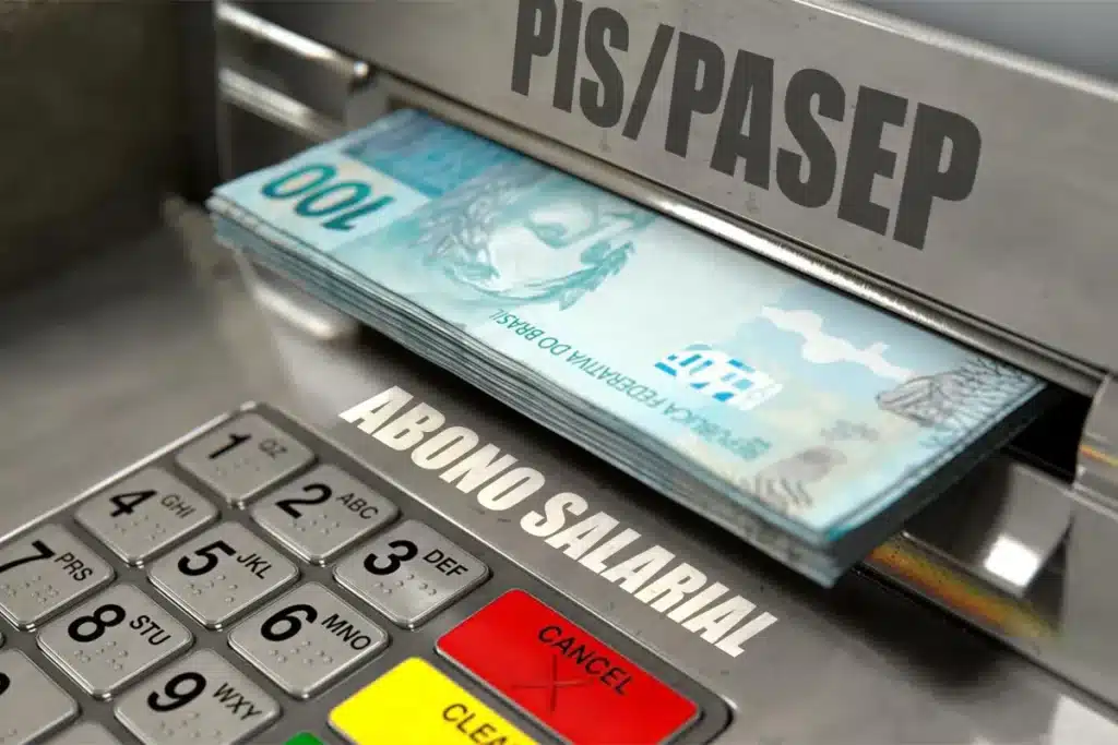 Você trabalhou em 2023? Veja se pode sacar R$ 1.518,00 hoje mesmo 2 Dinheiro saindo de um caixa eletrônico com as inscrições "PIS/PASEP" e "Abono Salarial", ilustrando o saque do lote extra do benefício.