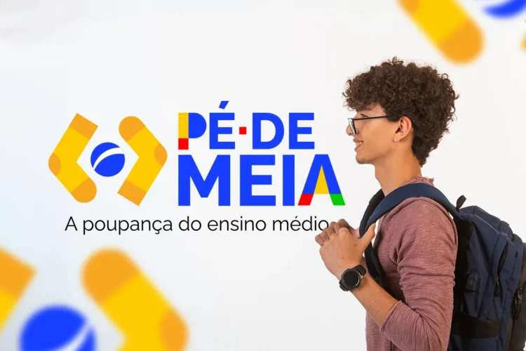 Imagem de um jovem estudante sorridente usando mochila ao lado do logotipo do programa Pé-de-Meia, representando a poupança do ensino médio e a garantia de recebimento do benefício mesmo com a perda do cartão.