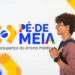 Atenção! MEC acaba com calendário do Pé de Meia; veja o que muda para você 11 Estudante com mochila ao lado do logotipo do programa Pé-de-Meia, iniciativa do MEC voltada ao ensino médio.