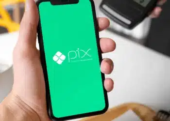 Tela de smartphone exibindo o logo do Pix, serviço de transferências instantâneas.