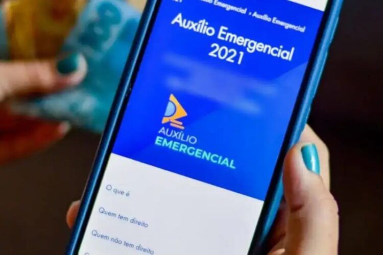 Tela do aplicativo Auxílio Emergencial 2021 com informações sobre o programa.
