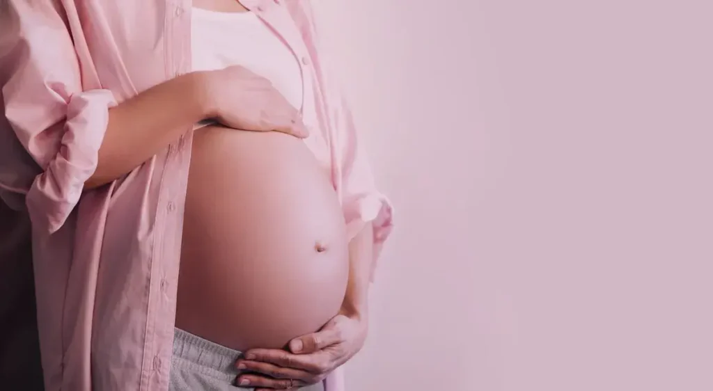 Acompanhamento Pré-Natal: Condicionalidade de Saúde para Gestantes no Bolsa Família Imagem de uma mulher grávida segurando a barriga, ilustrando a importância do pré-natal obrigatório como condicionalidade para a manutenção do Bolsa Família.