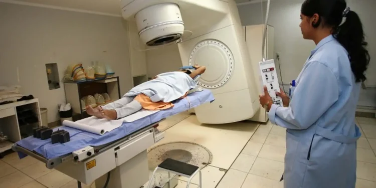 Medicamento inédito para câncer de mama chega ao SUS 1 Máquina de Radioterapia em Tratamento Oncológico