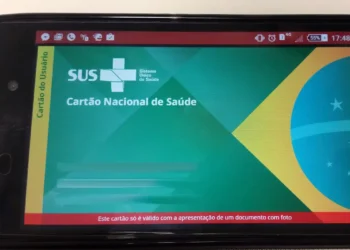 Tela de celular exibindo o Cartão Nacional de Saúde do SUS com detalhes da bandeira do Brasil