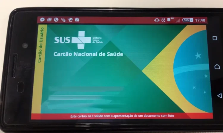 Tela de celular exibindo o Cartão Nacional de Saúde do SUS com detalhes da bandeira do Brasil
