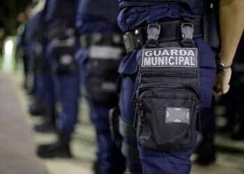 Agentes da Guarda Municipal em formação com o equipamento e farda em destaque